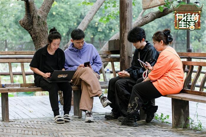 魏大勋董子健助阵《向往的生活》汇报演出 蘑菇屋为戏剧人舞台圆梦