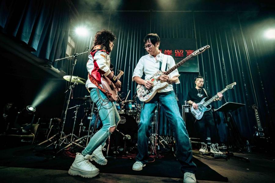 信樂團前吉他手Chris(右)驚喜現身